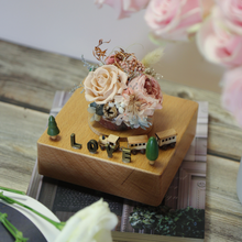 Load image into Gallery viewer, Life is a DREAM Preserved Flower Music Box Home Demor Dusty Pink 永生花 X 火車音樂盒治癒家居擺設