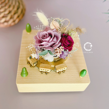 Load image into Gallery viewer, Life is a DREAM Preserved Flower Music Box Home Demor Elegant Purple 永生花 X 火車音樂盒治癒家居擺設
