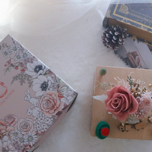 Load image into Gallery viewer, Life is a DREAM Preserved Flower Music Box Home Demor Elegant Purple 永生花 X 火車音樂盒治癒家居擺設